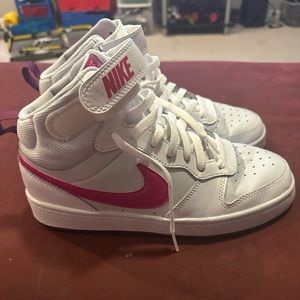 GREAT CONDITION - Women’s High Top Nikes - Size 7!!